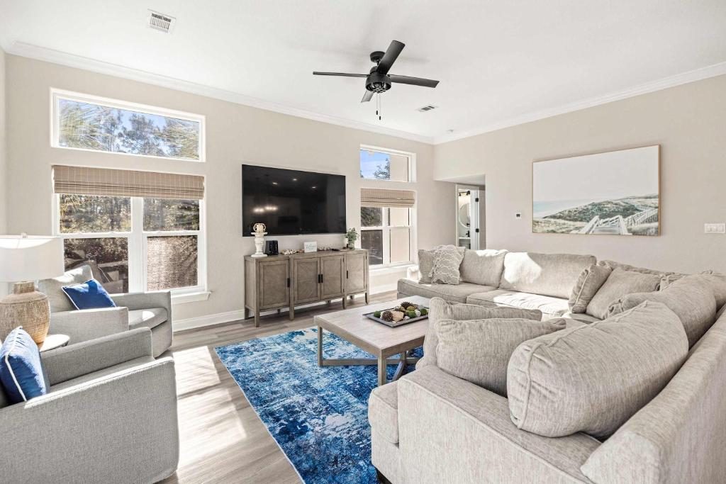 Una sala de estar con dos sofás y un televisor. en Gulf Coast Retreat with Pool 1 Mile to Beach, en Santa Rosa Beach