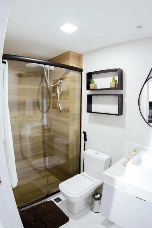 ein Badezimmer mit Dusche, Toilette und Waschbecken in der Unterkunft Unity - Cabo Branco in João Pessoa