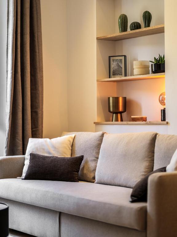 - un canapé installé dans un salon à côté d'une fenêtre dans l'établissement Petit joyau dans le Vieux Nice, à Nice