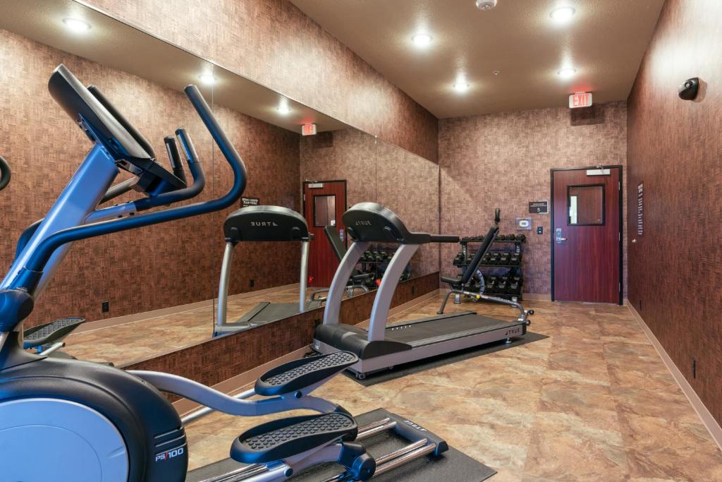 Fitness centrum a/nebo fitness zařízení v ubytování Cobblestone Hotel & Suites - Lynden