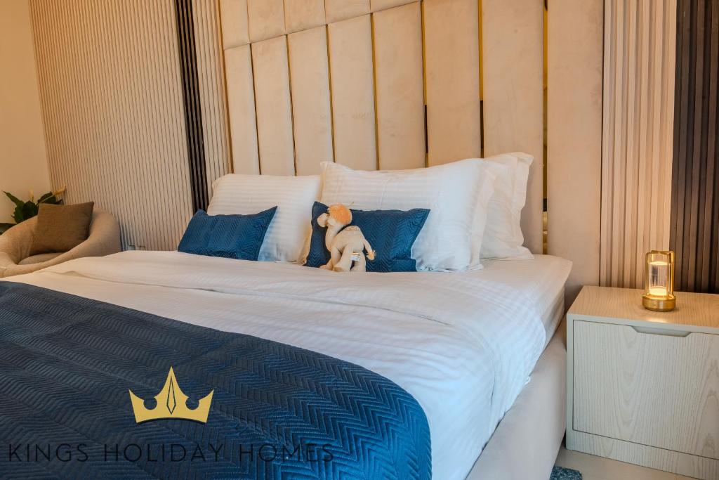 Postel nebo postele na pokoji v ubytování Luxury Apartments Dunya tower Burj Khalifa St kings