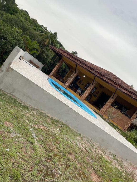 a house with a large ramp in front of it at Chácara Santa Fe in Ibiúna