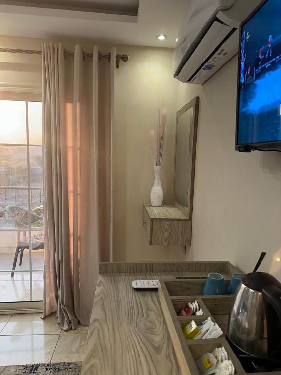 TV a/nebo společenská místnost v ubytování Pyramids Haven Hotel