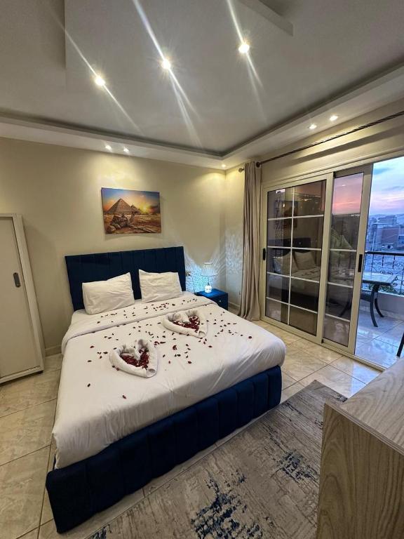 Postel nebo postele na pokoji v ubytování Pyramids Haven Hotel