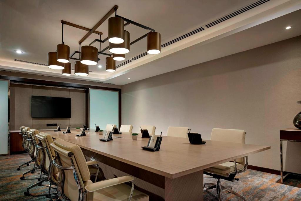 Hotel Stripes Kuala Lumpur, Autograph Collection: desk