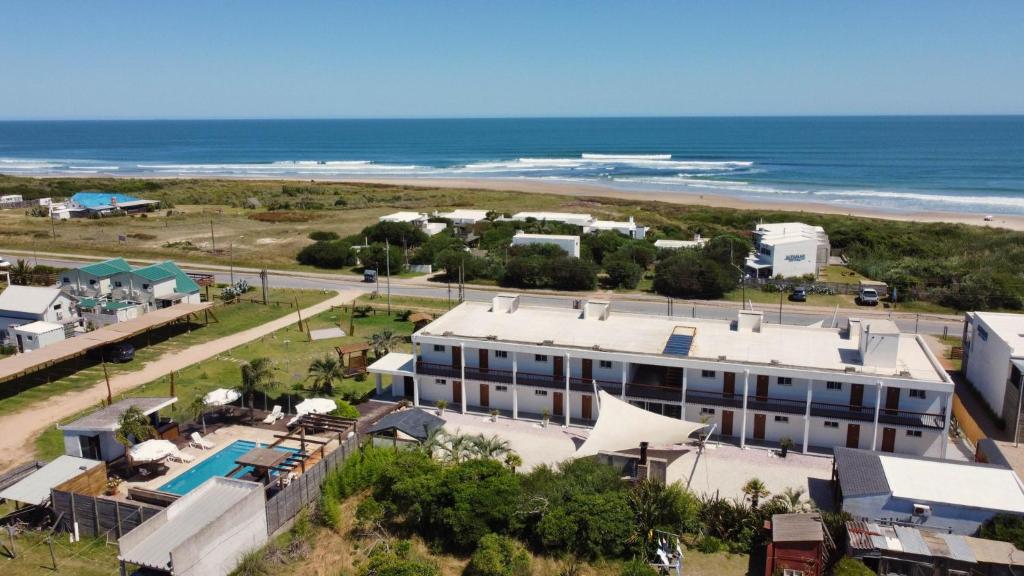 einen Luftblick auf ein Hotel und den Strand in der Unterkunft Zen Boutique Apart Hotel in La Paloma