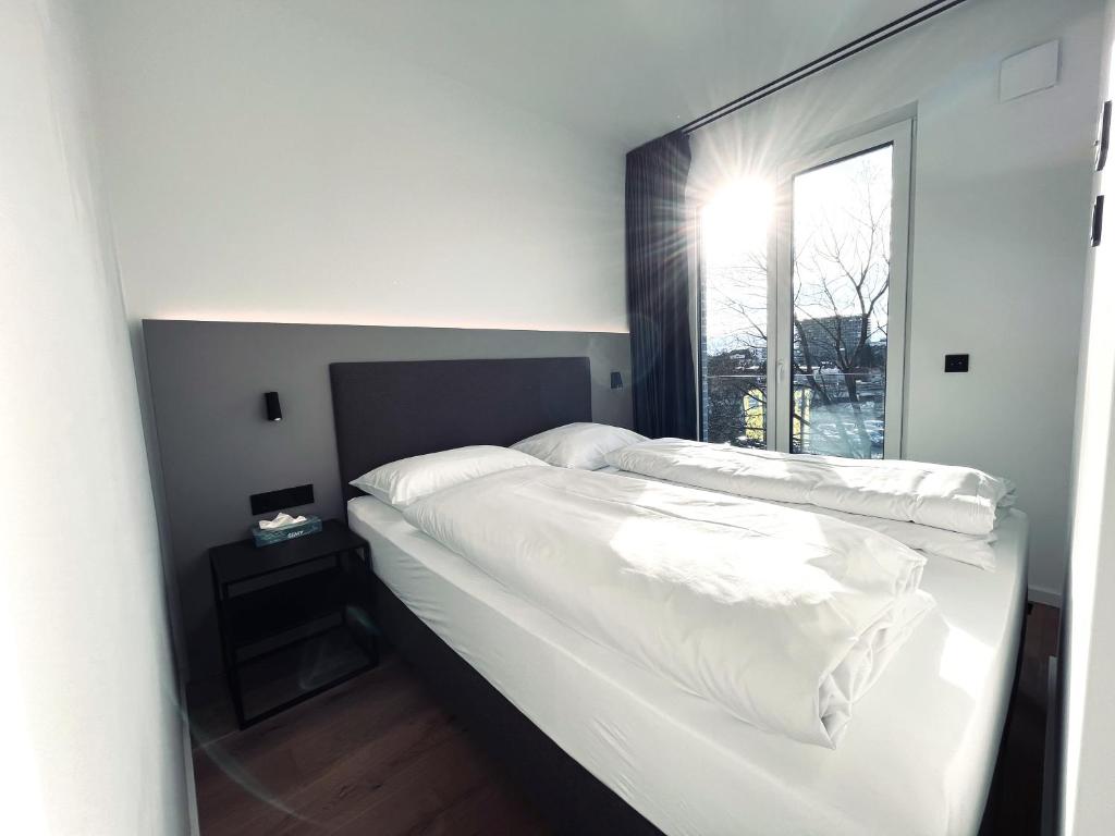 Ein Bett oder Betten in einem Zimmer der Unterkunft Mikes Apartments Munich