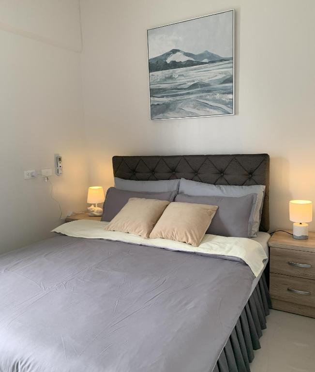 Postel nebo postele na pokoji v ubytování SAL'S Oceancrest Suite