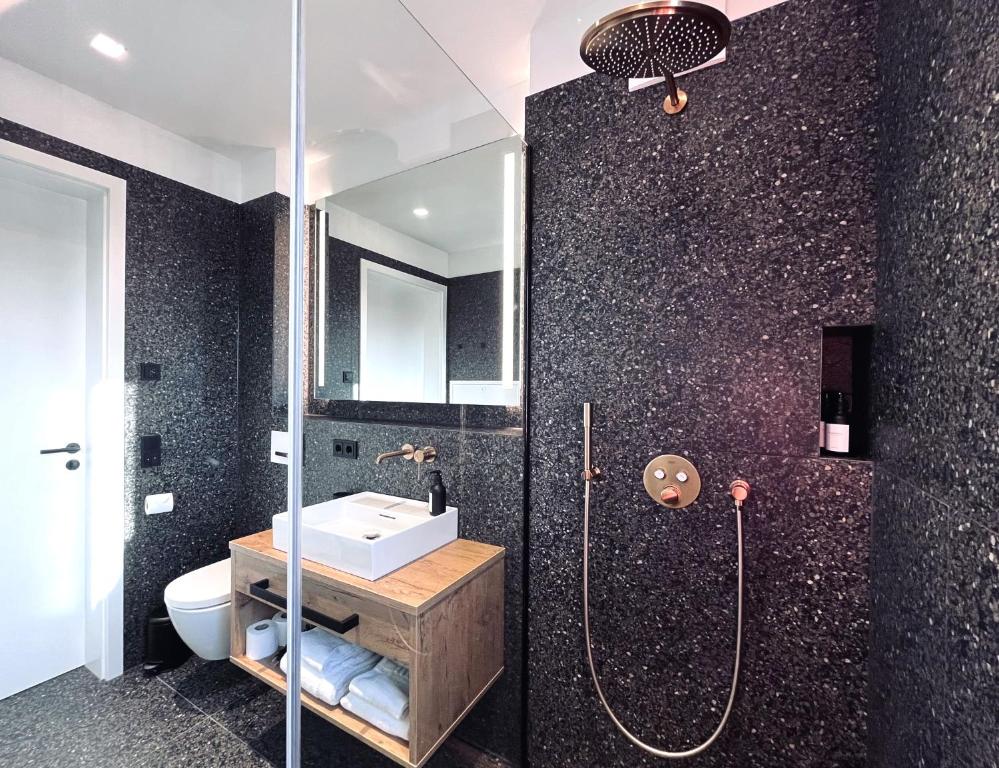 Ein Badezimmer in der Unterkunft Mikes Apartments Munich