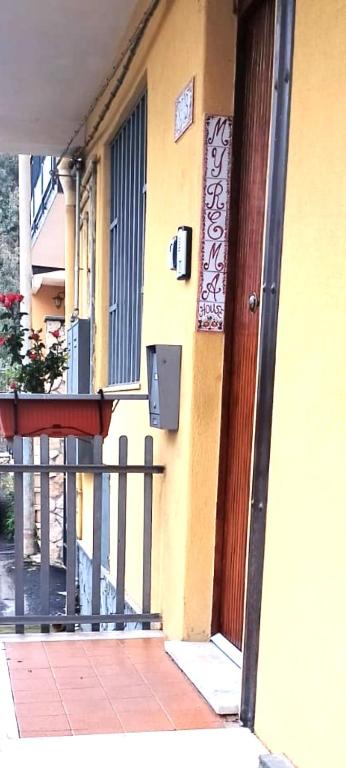 MyrEma House - near Fontanarossa Airport Cataniaにあるバルコニーまたはテラス