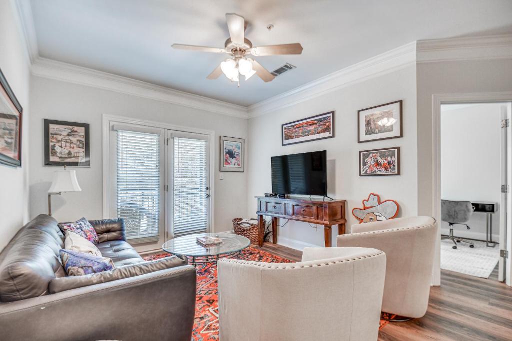 Televisyen dan/atau pusat hiburan di 1 Mi to UGA Charming Athens Condo with Balconies!