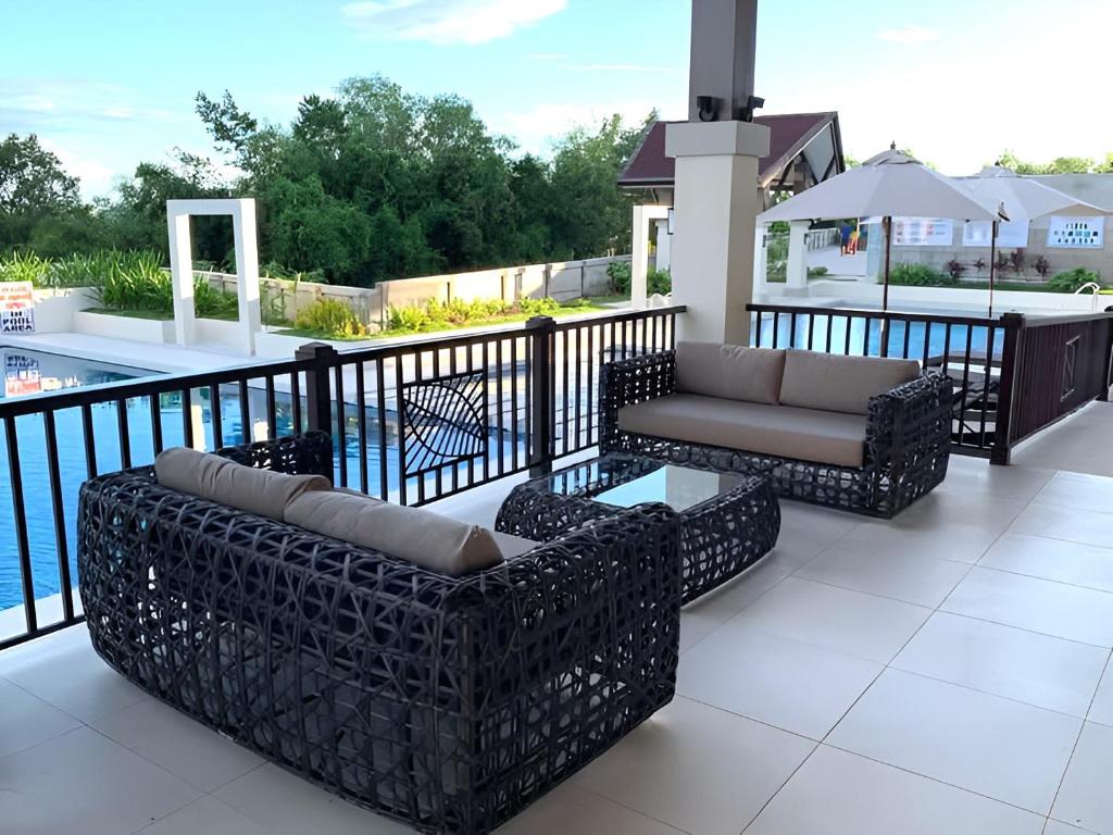 Bazén v ubytování SAL'S Oceancrest Suite nebo v jeho okolí