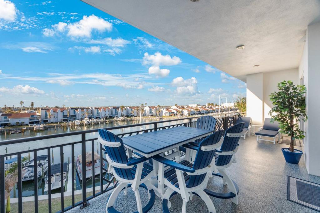 een tafel en stoelen op een balkon met uitzicht bij Luxury Waterfront Condo, Bay Views in St Pete Beach