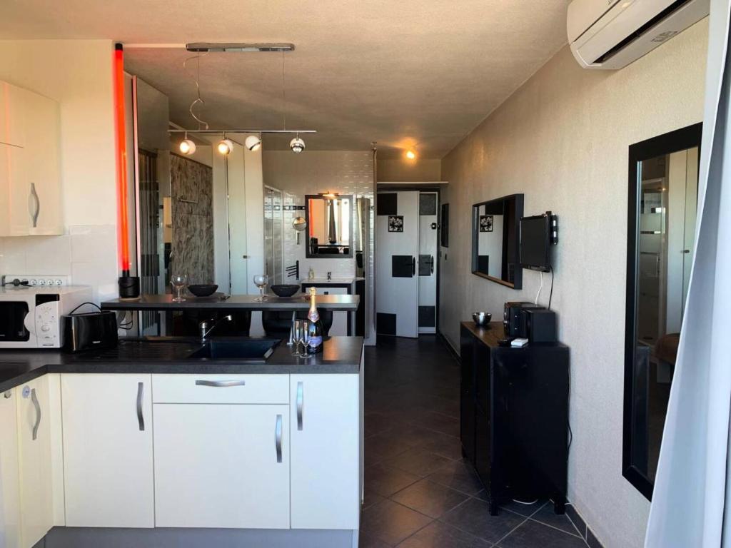 Kuchyňa alebo kuchynka v ubytovaní Résidence Héliopolis Bâtiment Ab - Studio 2 pers. - Héliopolis Bât. AB MAE-4644