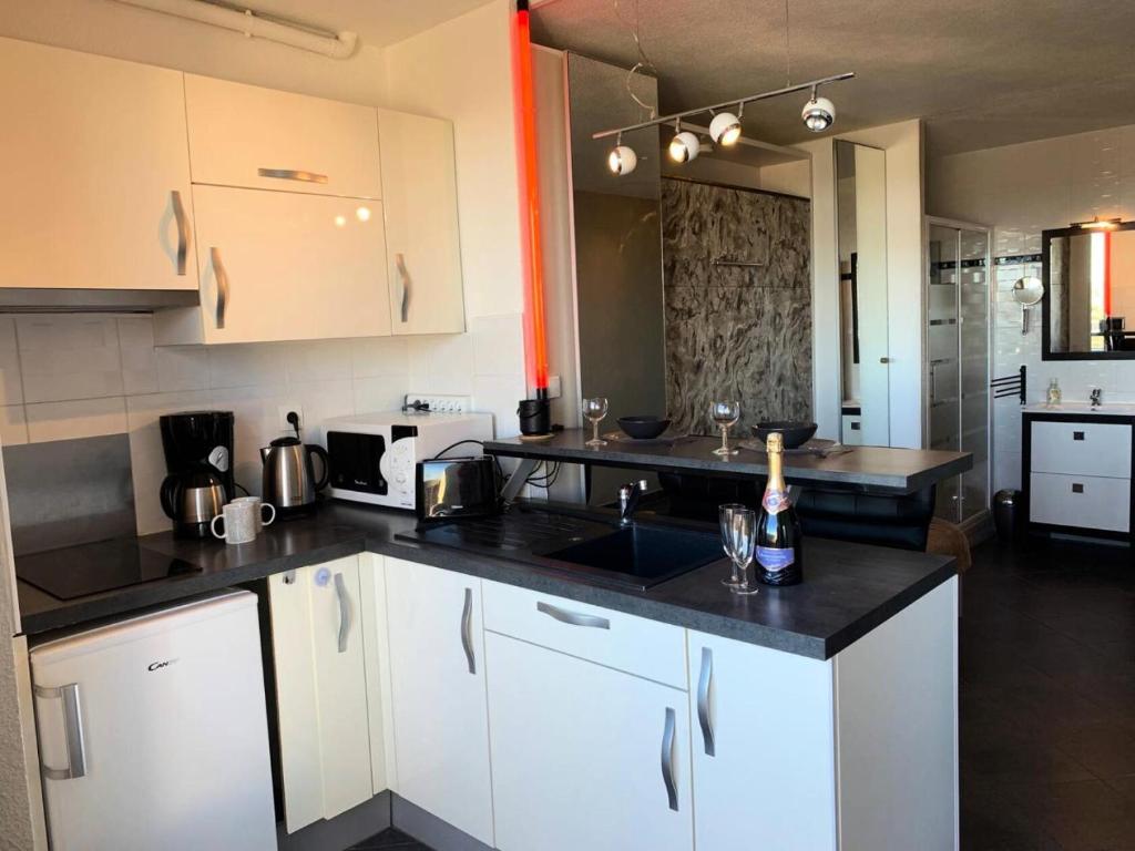 Kuchyňa alebo kuchynka v ubytovaní Résidence Héliopolis Bâtiment Ab - Studio 2 pers. - Héliopolis Bât. AB MAE-4644