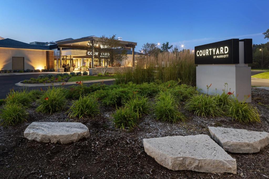 Courtyard by Marriott Chicago Waukegan / Gurnee - Housity