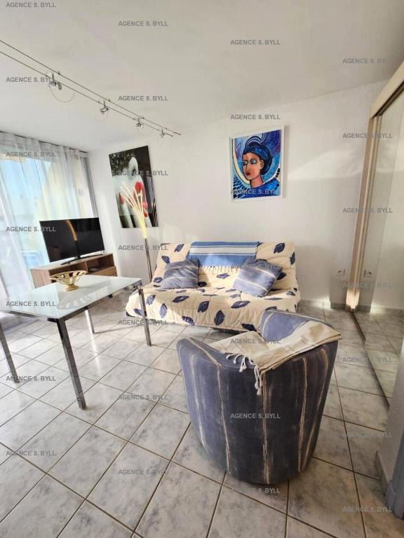 un salon avec un canapé et une table dans l'établissement Résidence Héliopolis Bâtiment C - Héliopolis Bât. C studio 2 Pers. MAE-1871, au Cap d'Agde