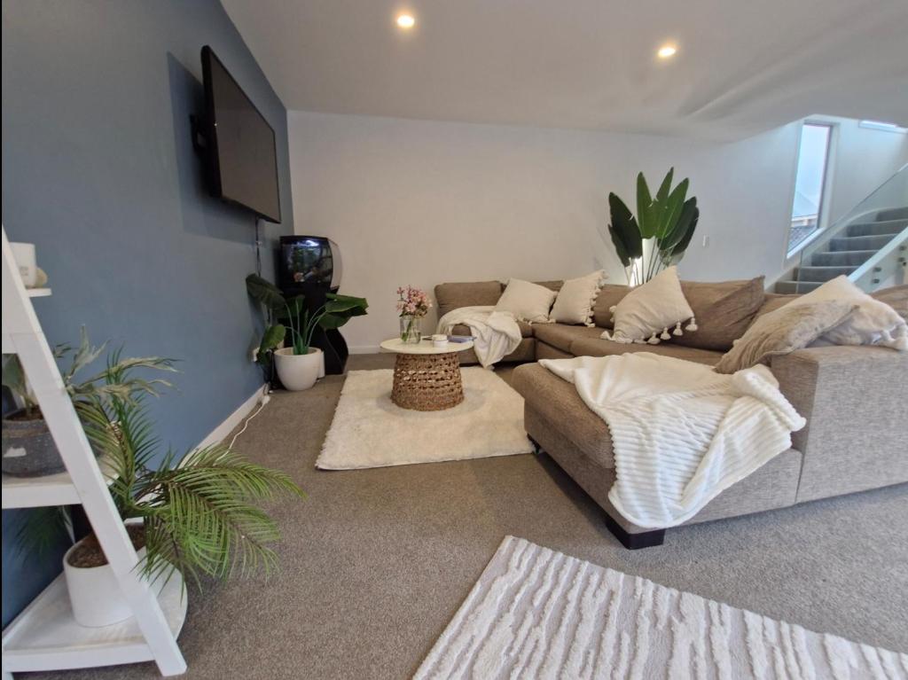 Large modern townhouse 2min to beach