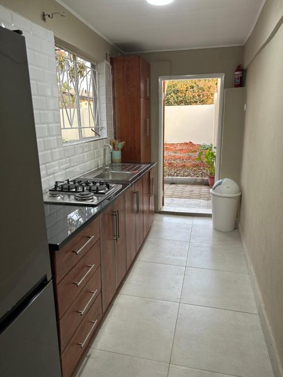 una grande cucina con fornelli e finestra di Mango cottage a Lusaka