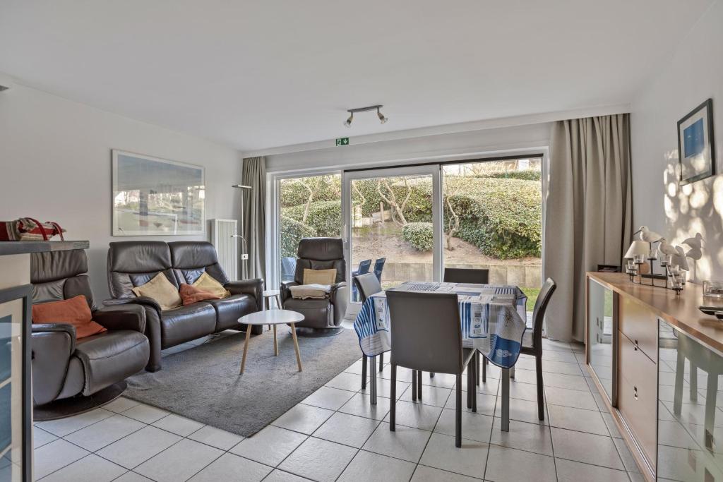 eine Küche und ein Wohnzimmer mit Tisch und Stühlen in der Unterkunft Peppino I - 10Gv01 G in Saint-Idesbald