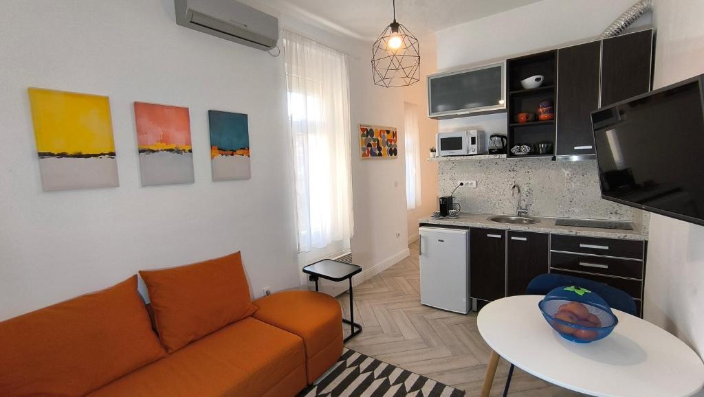 Kuchyň nebo kuchyňský kout v ubytování Center 1 Queen bed Sofa Additional living area