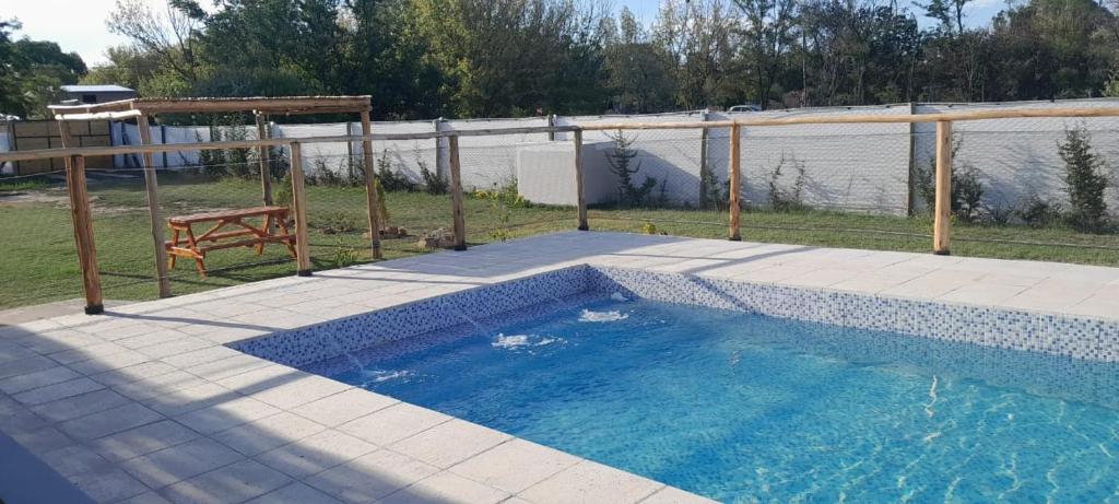 una piccola piscina in un cortile con recinto di Un Rincón De Lourdes a San Rafael