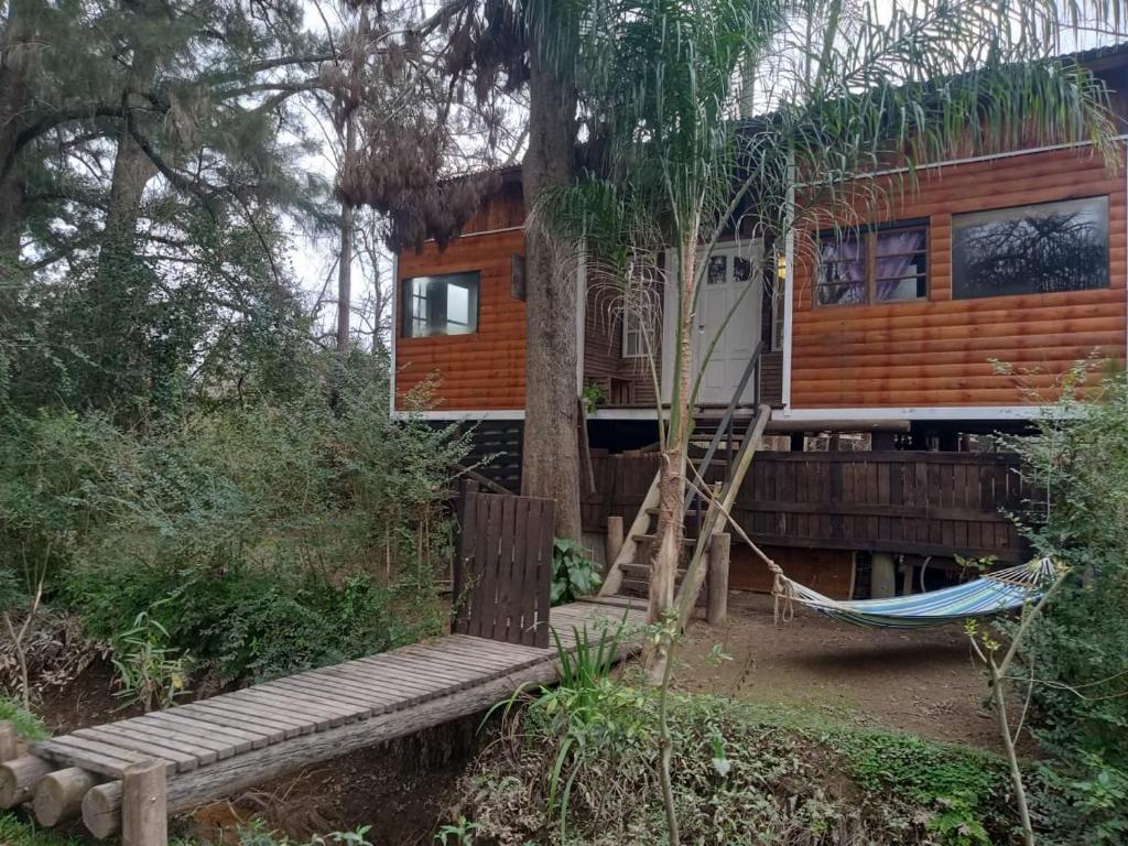 a tree house with a hammock in front of it at Cabaña Doña Teresa 2 Huéspedes in Tigre