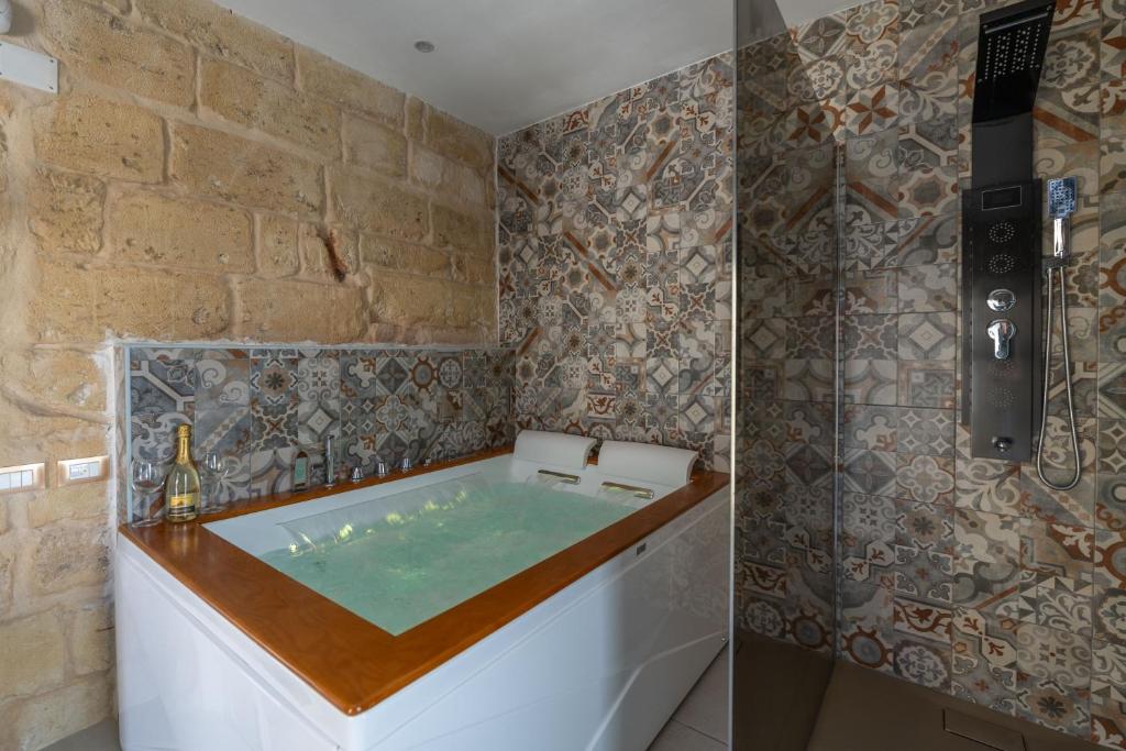 Koupelna v ubytování Victoria Luxury Suite