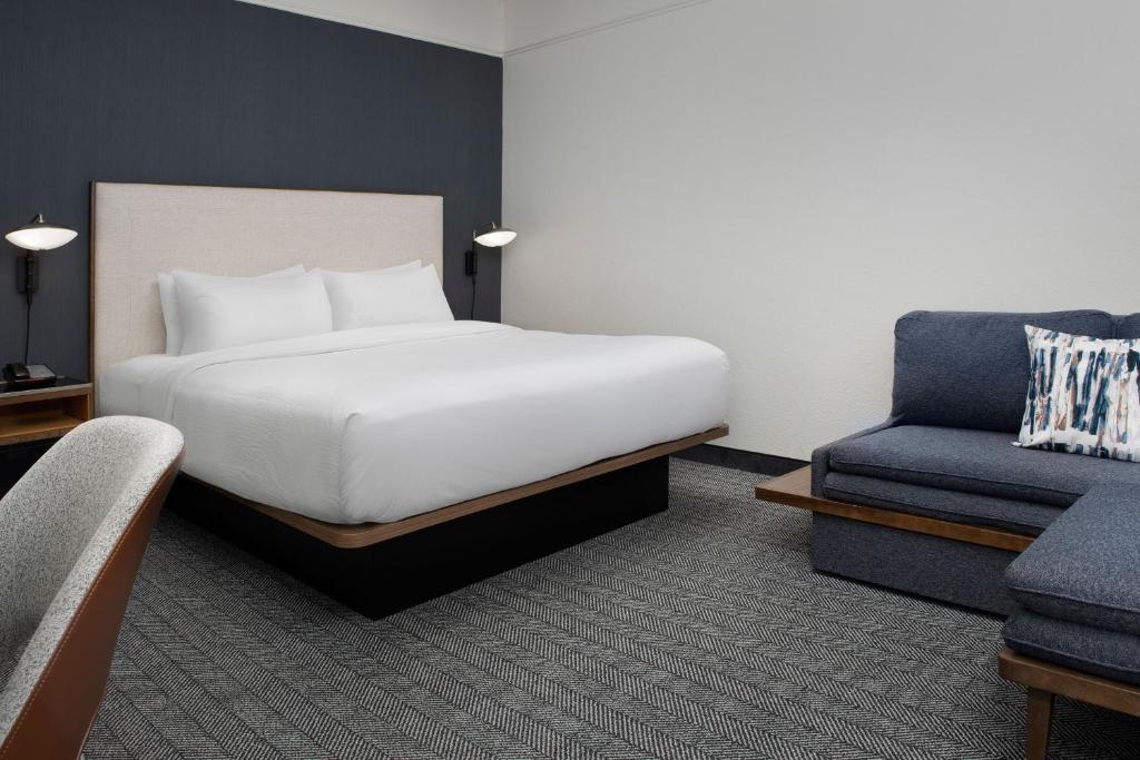 Courtyard by Marriott Savannah Downtown - Historic District - Chambre Royale Avec Canapé-lit