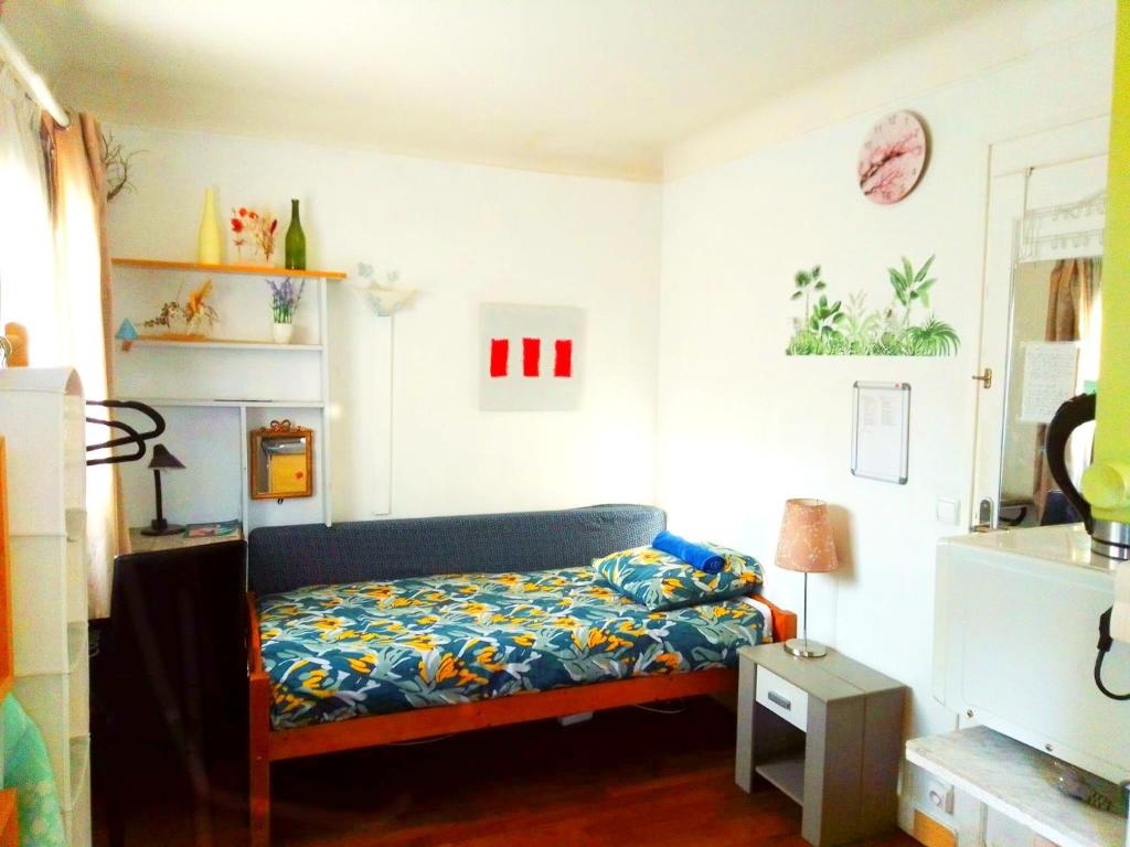 une chambre avec un lit avec un couvre-lit bleu dans l'établissement REF 11 studio BAGNEUX 5 minutes à pied métro ligne 4, à Bagneux