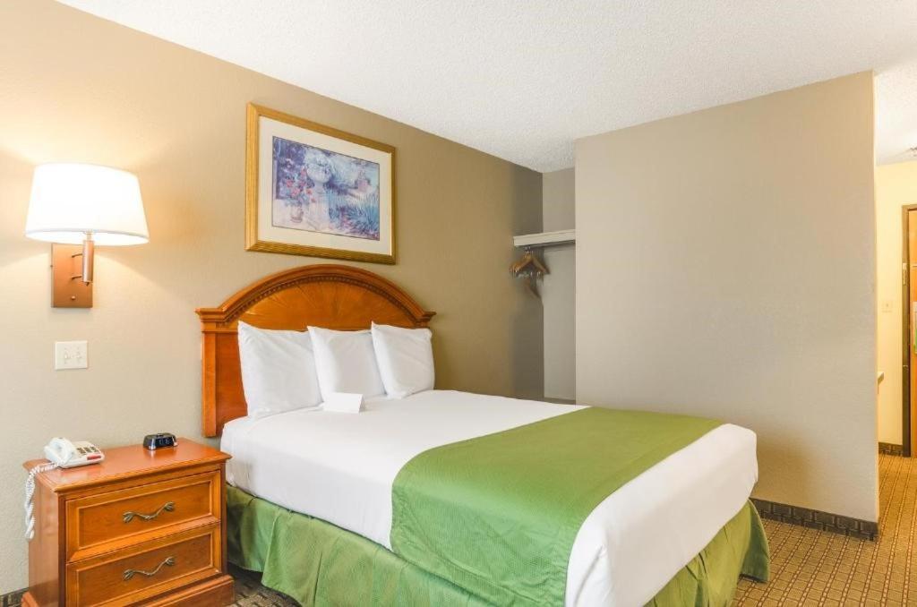 Postel nebo postele na pokoji v ubytování Cheyenne Guest Inn