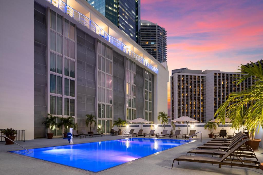 Bazén v ubytování Courtyard Miami Downtown Brickell Area nebo v jeho okolí