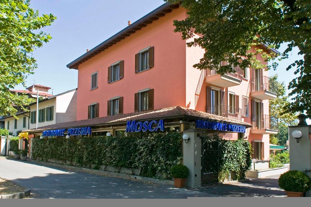 un edificio con una señal delante de él en Hotel Mosca, en Monza
