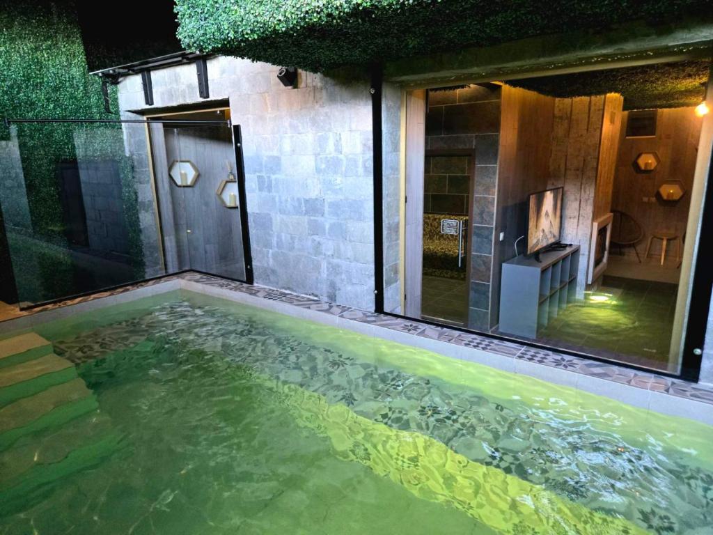 ein Swimmingpool mitten in einem Haus in der Unterkunft BOUTIQUE Hotel ENTRY E in Bansko