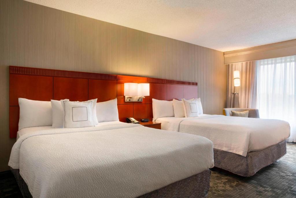 Postel nebo postele na pokoji v ubytování Courtyard by Marriott Champaign
