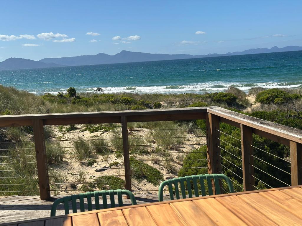 einen Balkon mit Blick auf den Strand in der Unterkunft IdleWild - Secluded Absolute Beachfront Escape in Dolphin Sands
