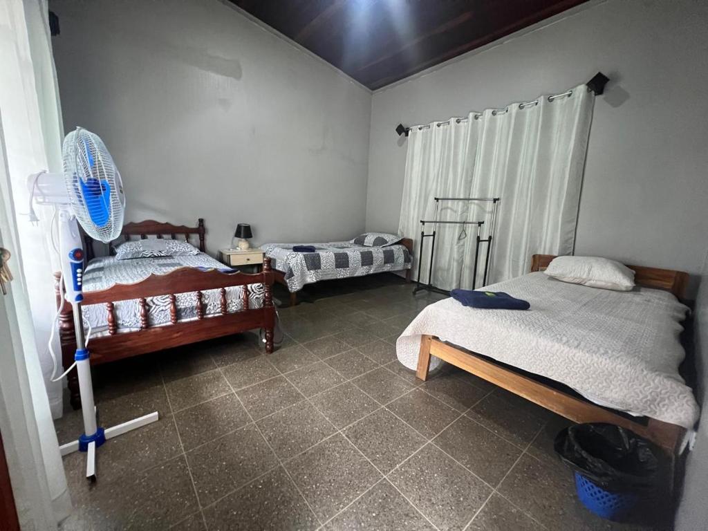 Postel nebo postele na pokoji v ubytování Casa Eva Lodging Costa Rica