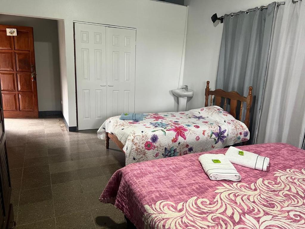 Postel nebo postele na pokoji v ubytování Casa Eva Lodging Costa Rica