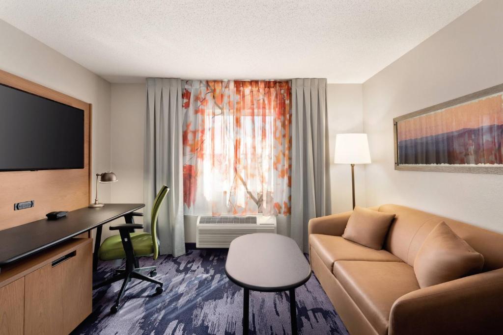 Una televisión o centro de entretenimiento en Fairfield Inn Scranton