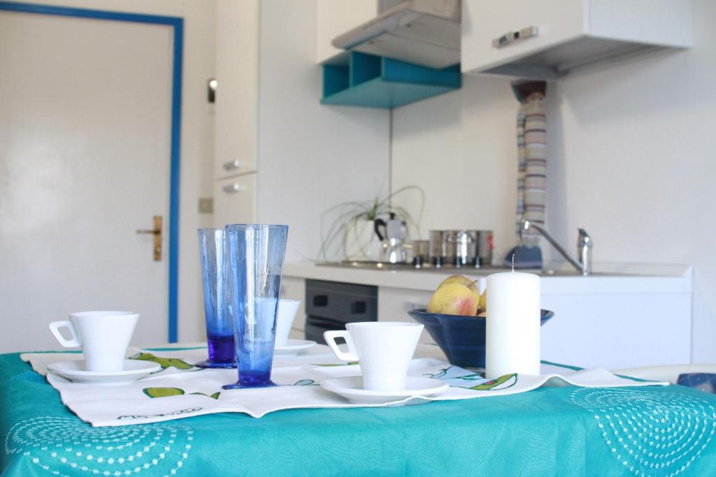 サン・マウロ・ア・マーレにあるResidence BluAdriaの青いテーブルクロスに皿とカップをかけたテーブル