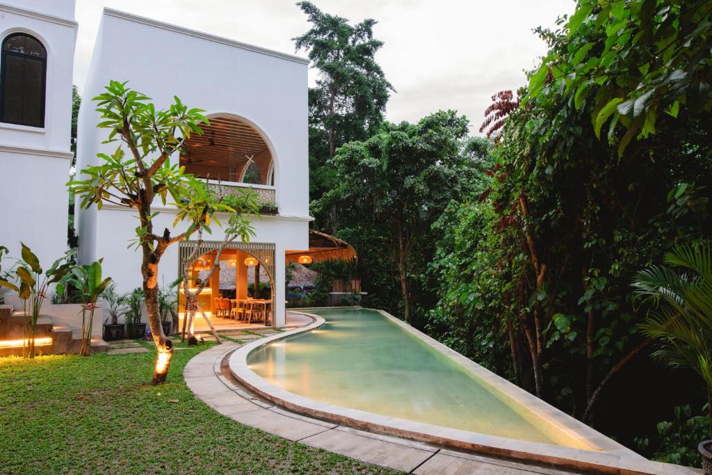 チャングーにあるGreenforest Anahata Villa Resortの家庭のスイミングプール