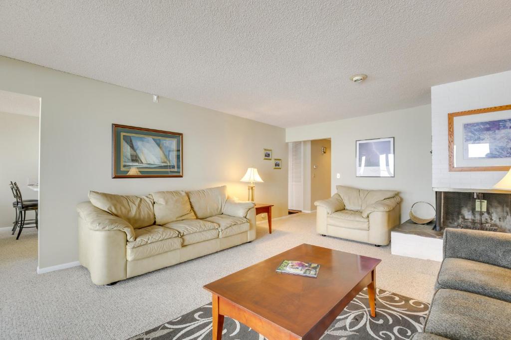 Posezení v ubytování Lincoln City Condo Pool Access, Walk to Beach!