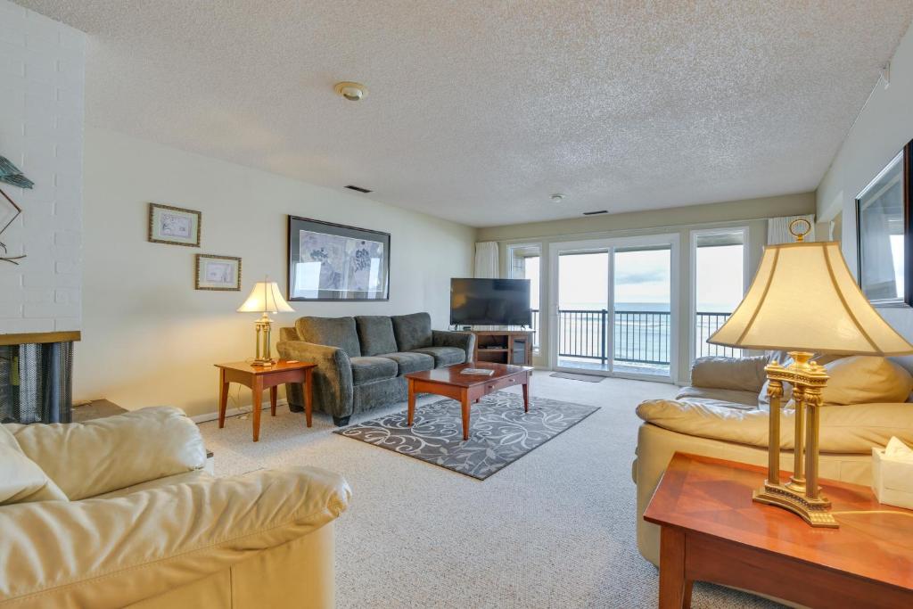 TV a/nebo společenská místnost v ubytování Lincoln City Condo Pool Access, Walk to Beach!