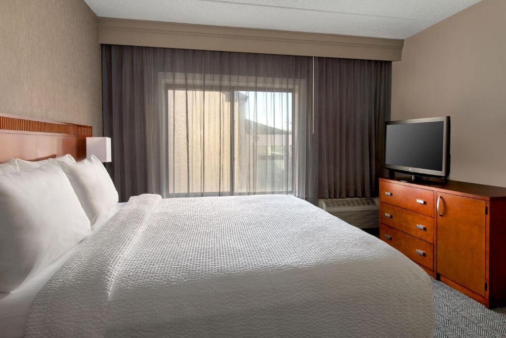 Postel nebo postele na pokoji v ubytování Courtyard by Marriott Tarrytown Westchester County
