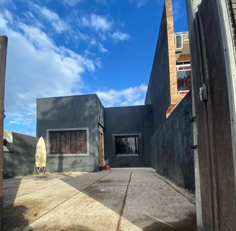 a modern house with a black facade at Casa perto do mar in Capão da Canoa