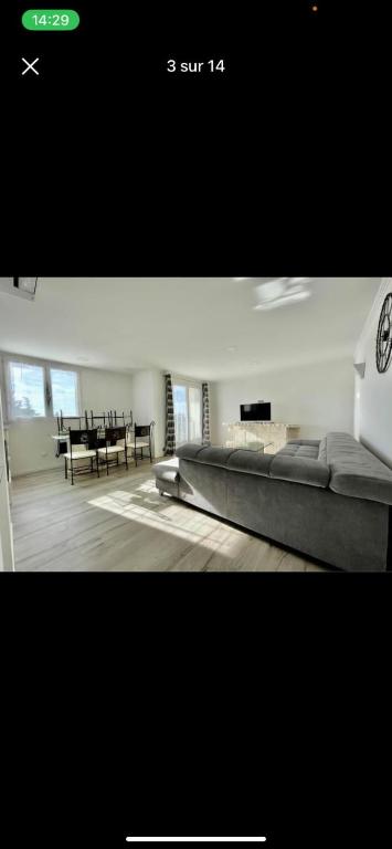 - un salon avec un lit et une table à manger dans l'établissement Appartement Élégant avec Parking Gratuit, à Marseille