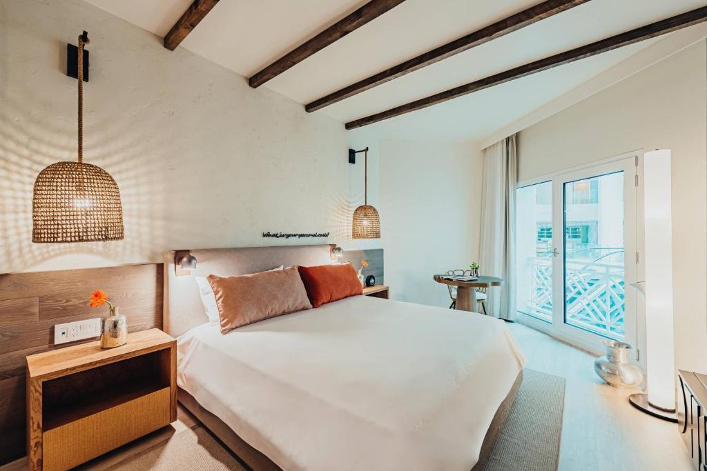 Postel nebo postele na pokoji v ubytování Renaissance Wind Creek Aruba Resort