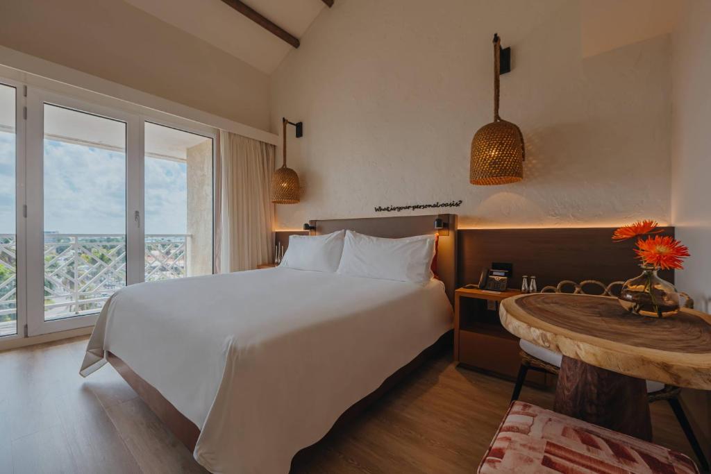 Postel nebo postele na pokoji v ubytování Renaissance Wind Creek Aruba Resort