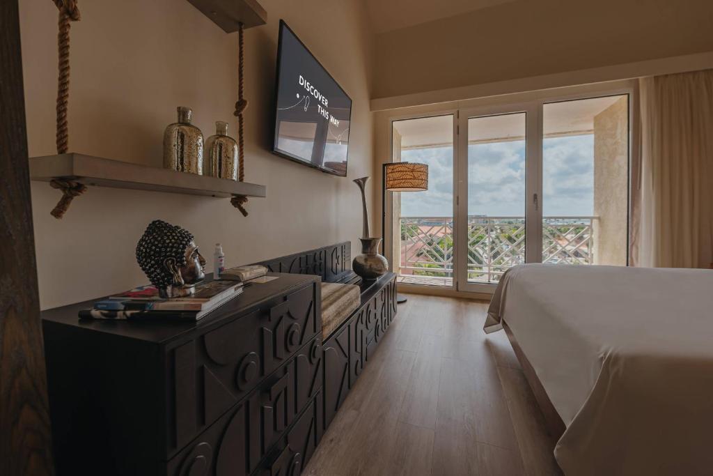 TV a/nebo společenská místnost v ubytování Renaissance Wind Creek Aruba Resort