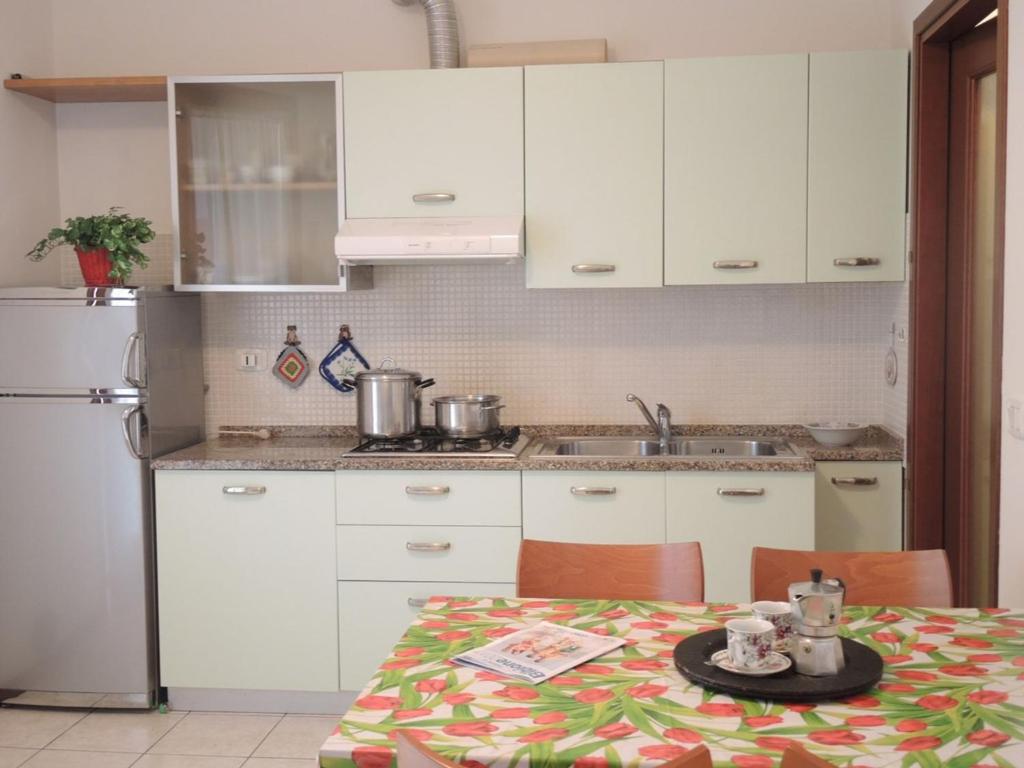 A kitchen or kitchenette at Amazing apartment with terrace for 5 guests